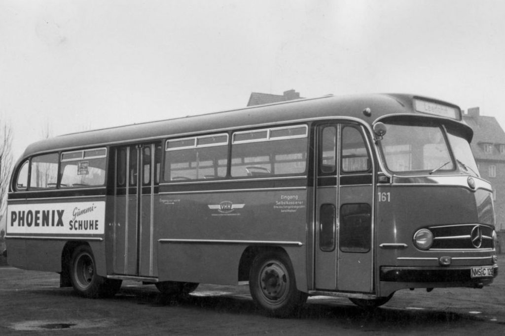 Mit neuen schwarz-roten Omnibussen geht die VHH 1956 in Neumünster an den Start. (Foto: Sammlung Archiv VHH)