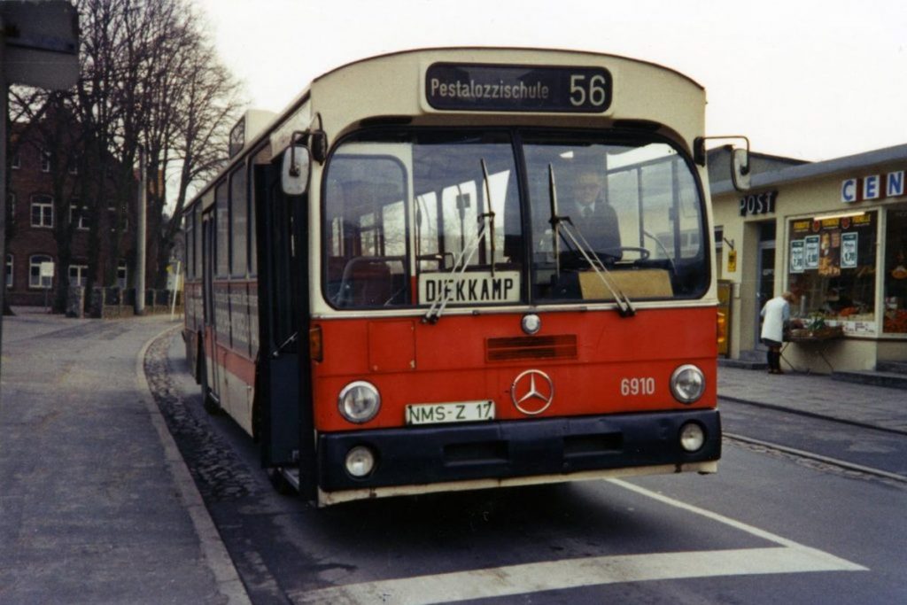 Mit den ersten Standardbussen kam auch ein neues Farbschema, angeglichen an die Hamburger Farbgebung nach Neumünster. (Foto: Manfred Schwanke/ HOV)