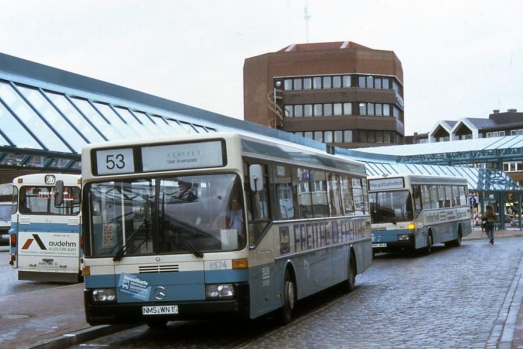 1989 wird die neue Busanlage am Bahnhof in Neumünster in Betrieb genommen. (Foto: Lutz Bartoschek)