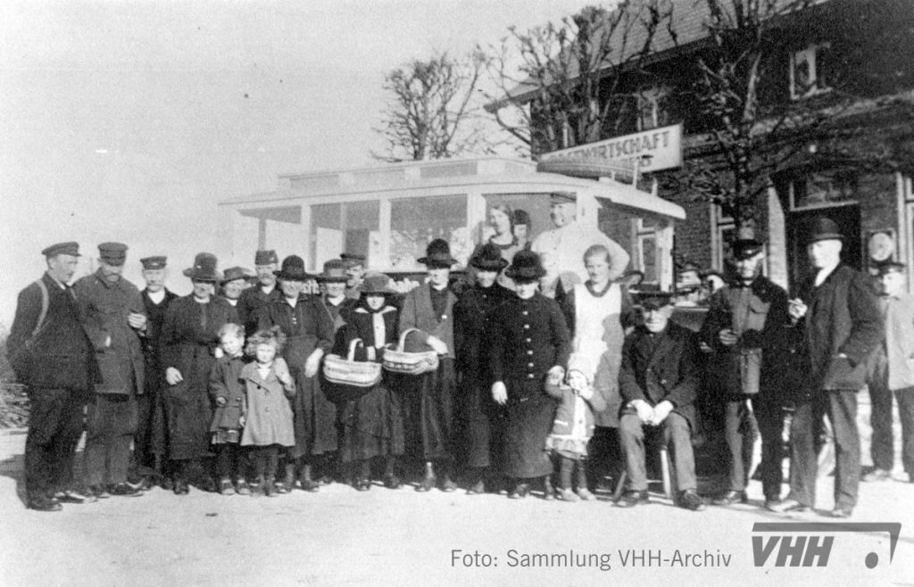 Ein Gruppenbild an der Endstation "Hove" aus den Anfangstagen des Busbetriebs