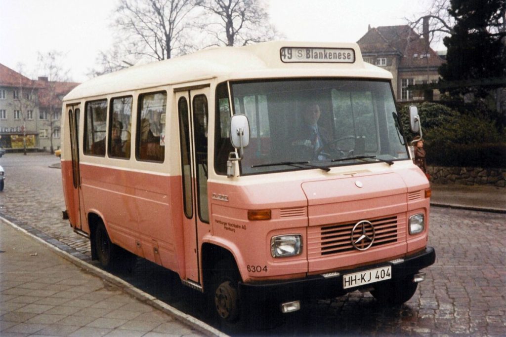 Eine Bergziege von 1973 im rosa Schnellbus-Design auf der Linie 49 (Foto: Egon Ihde †, Sammlung HOV)