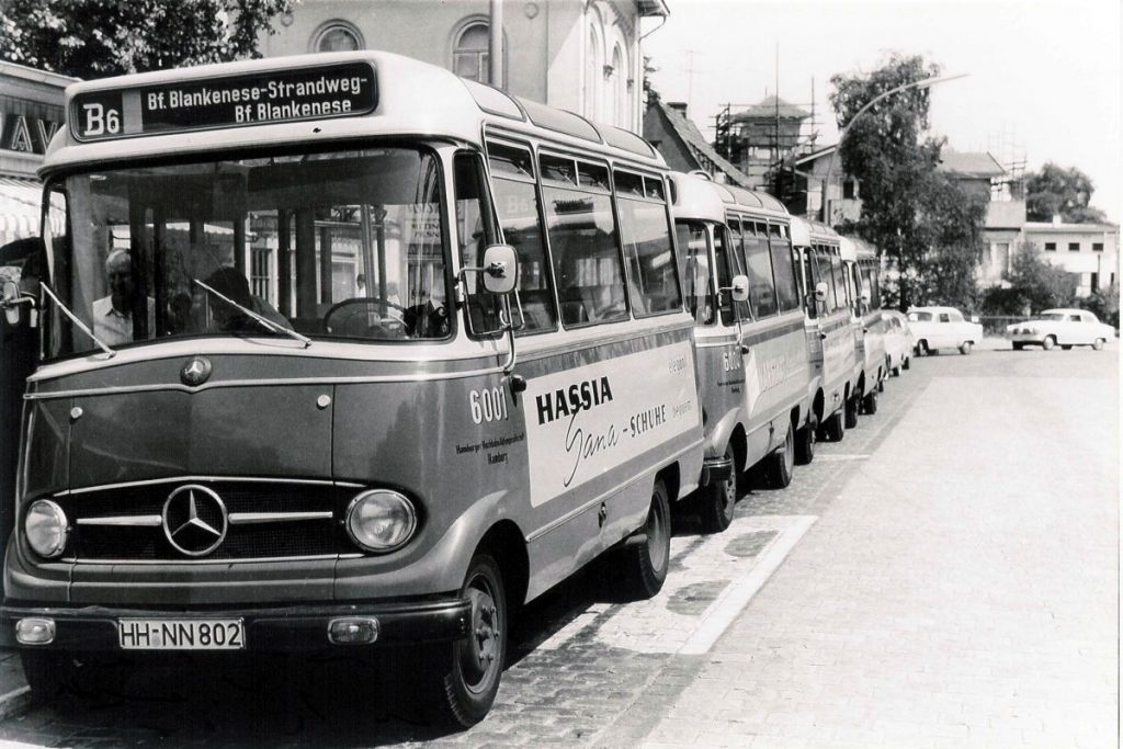 März 1959 werden die Kleinbusse in Blankenese vorgestellt. (Foto: Egon Ihde †, Sammlung HOV)