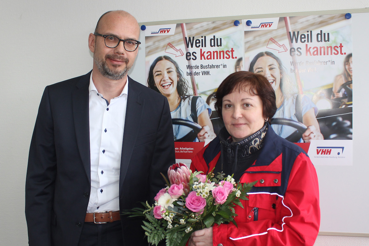 Tatjana Gneiding aus Elmshorn hat den 100. Arbeitsvertrag seit Start der VHH-Jobkampagne "Weil du es kannst" unterzeichnet.