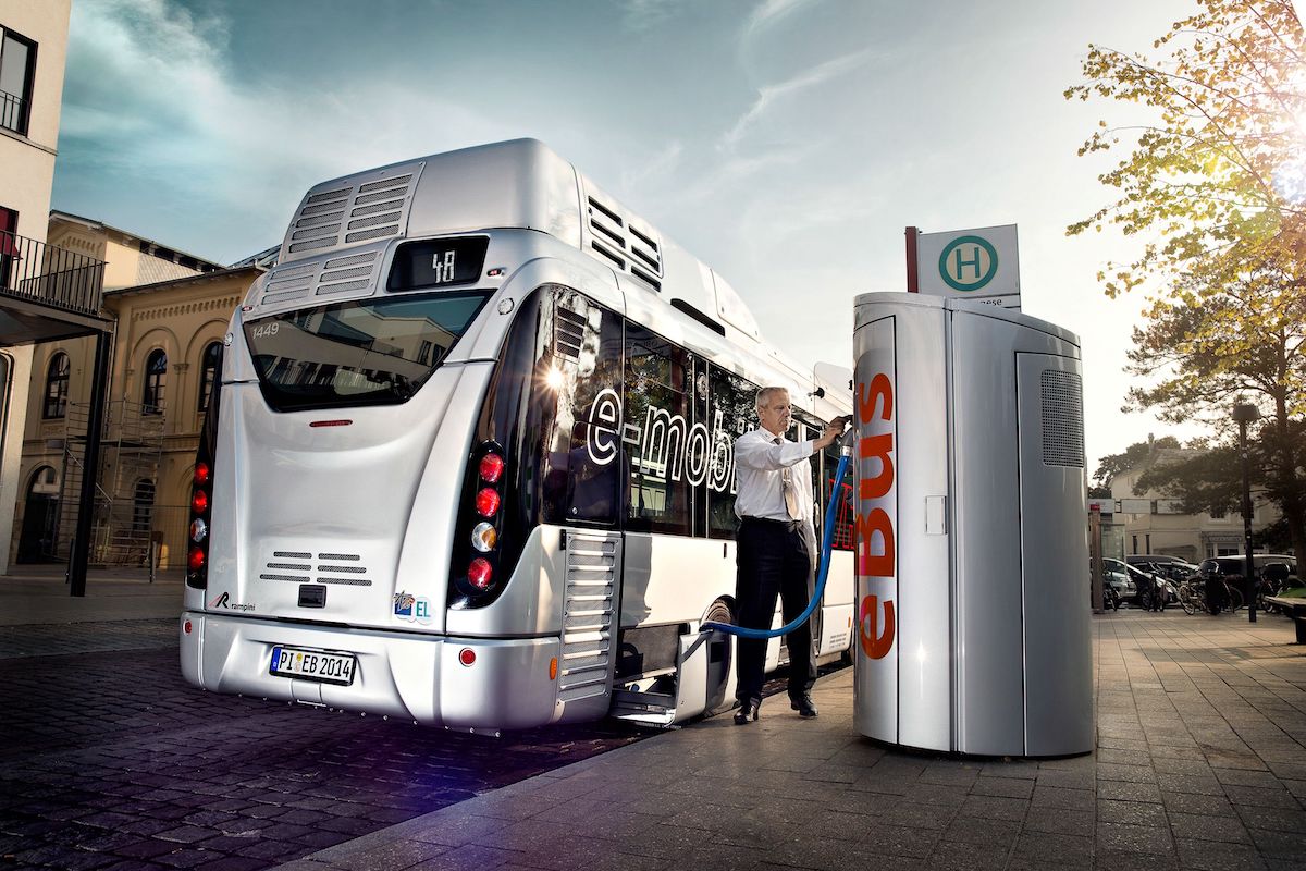 Bei Elektrobussen stehen immer wieder die Batterien in der Kritik, genauer gesagt deren Herstellung und Entsorgung. Sind deshalb Elektrobus-Batterien schädlich für die Umwelt?