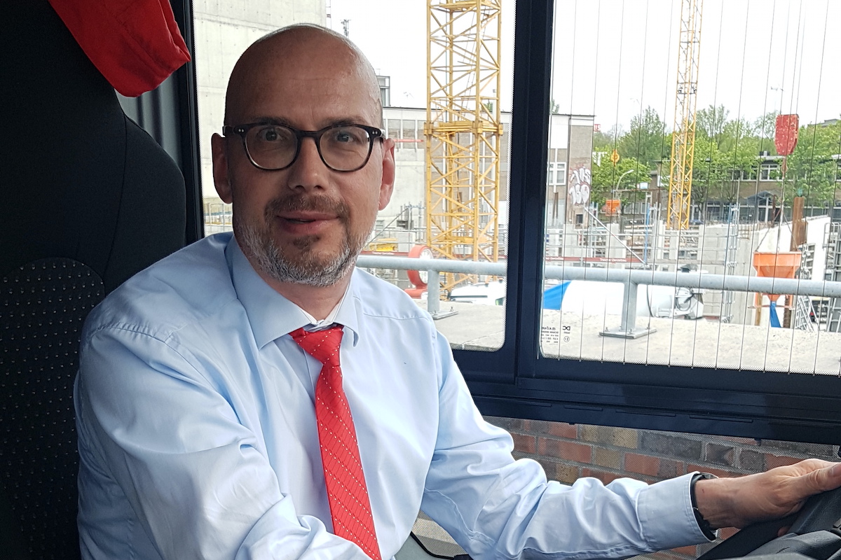 VHH-Geschäftsführer Toralf Müller ist nun auch hinter dem Bus-Lenkrad anzutreffen