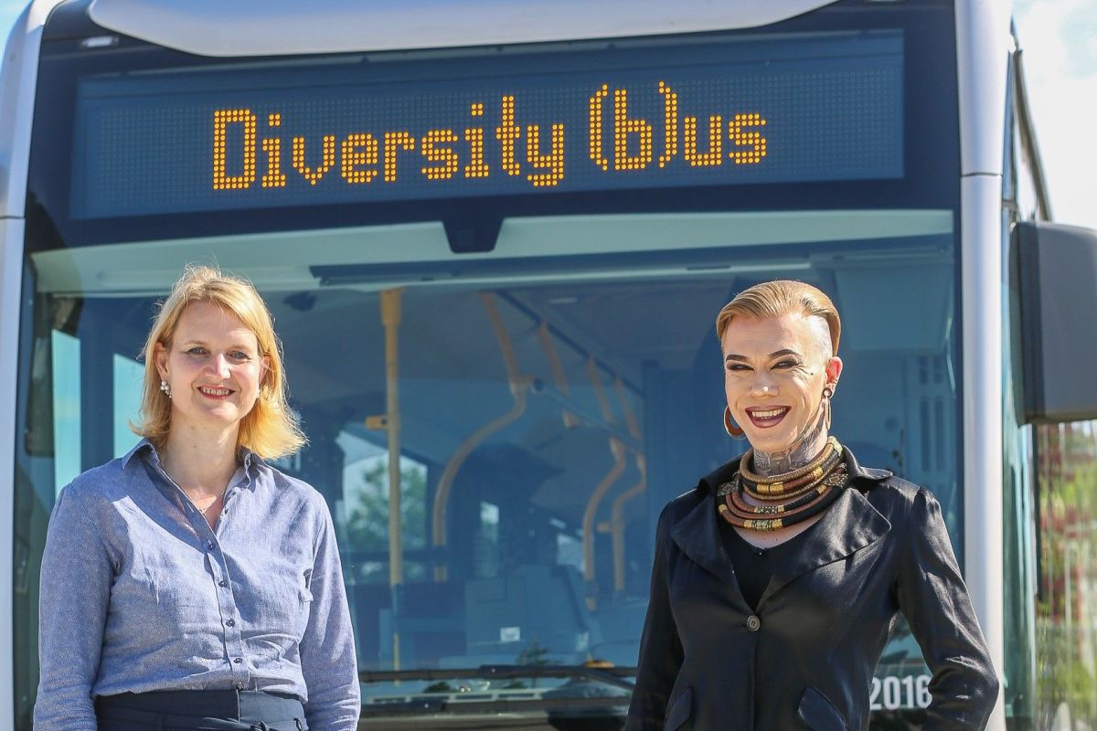 Die Verkehrsbetriebe Hamburg-Holstein GmbH startet den Videopodcast „Talk im Bus“. Erster Gast ist die Dragqueen Veuve Noire zum Thema Diversity.