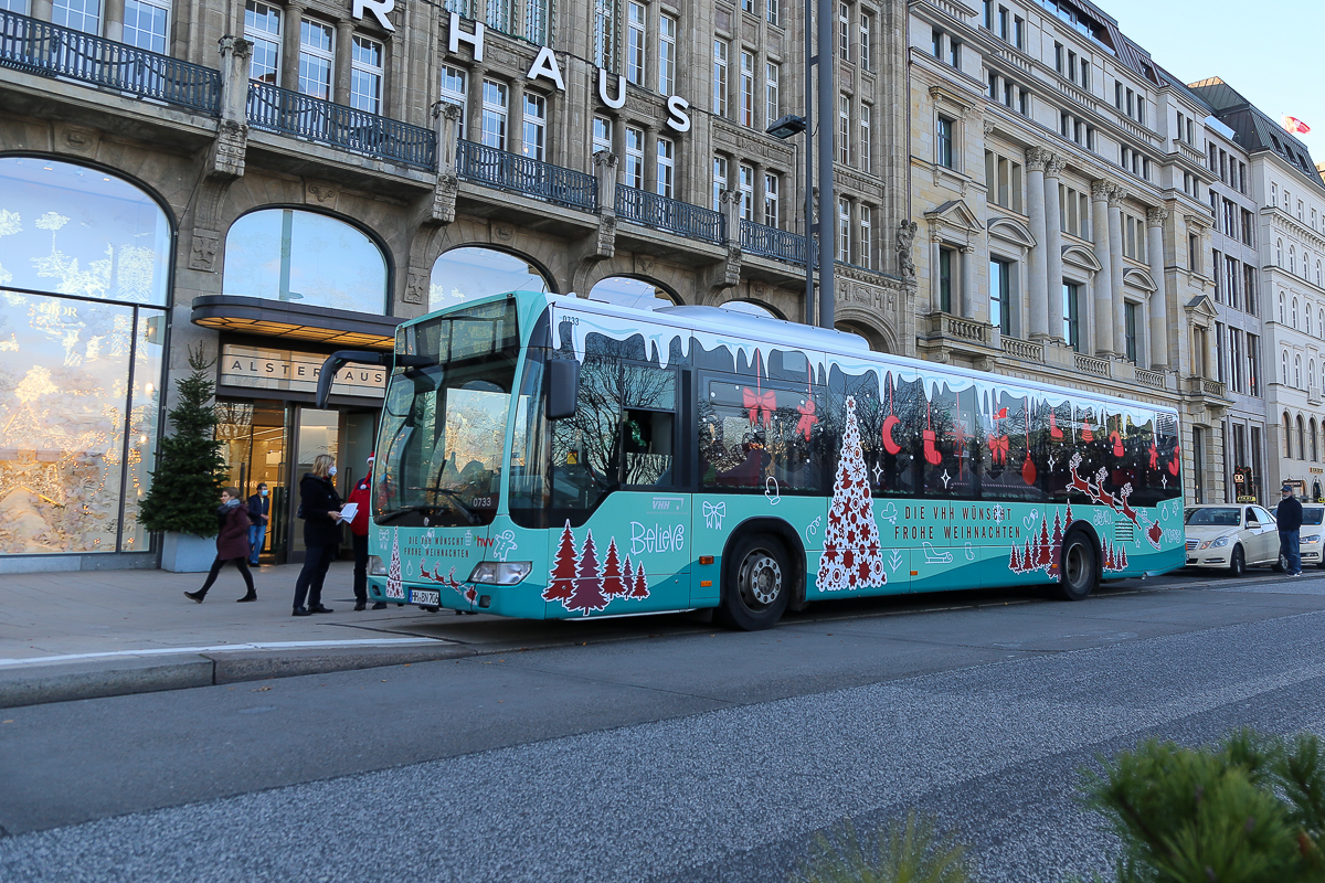 Die VHH läutet die Adventszeit ein und bringt einen besonderen Bus auf die Straßen der Metropolregion Hamburg: den VHH-Weihnachtsbus.