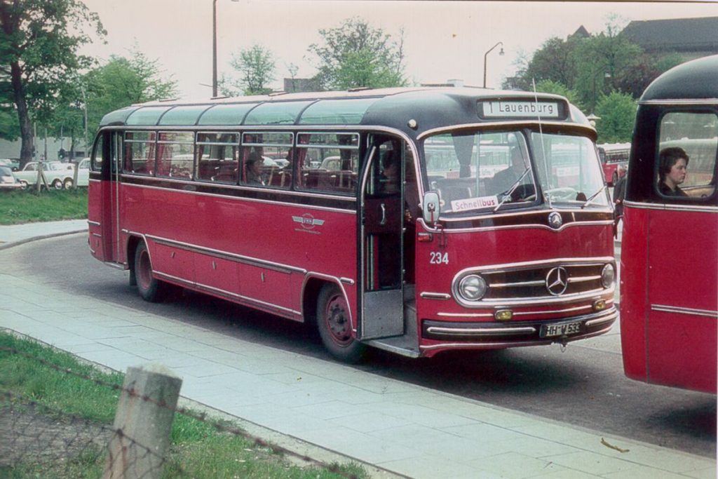 Wagen 234, Baujahr 1959 steht als Schnellbus der Linie 1 abfahrtsbereit am Hamburger ZOB. Foto: Hans-Ludolph Schleier | Sammlung VHH-Archiv