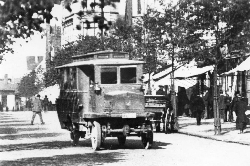 Wagen I, der erste Stadtbus der Elektrizitäts-und Wasserwerke passiert auf dem Weg zum Südbahnhof den Kuhberg. (Foto: Stadtarchiv Neumünster)
