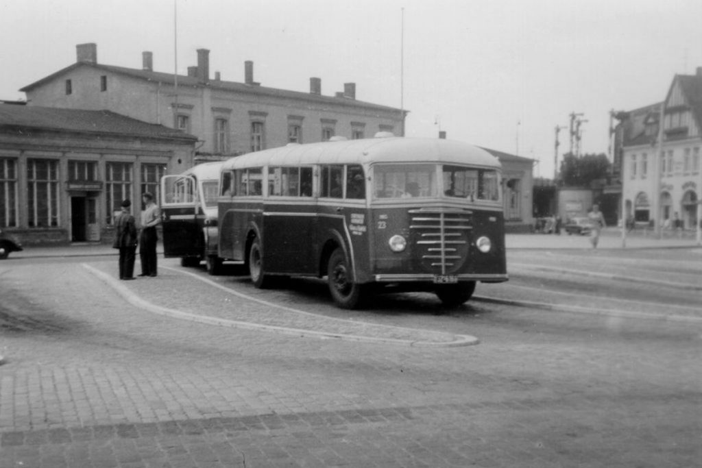 Omnibus des VHH-Vorgängers „Glau & Habild“ auf dem Bahnhofsvorplatz in Neumünster. (Foto: Hans-Ludolph Schleier)