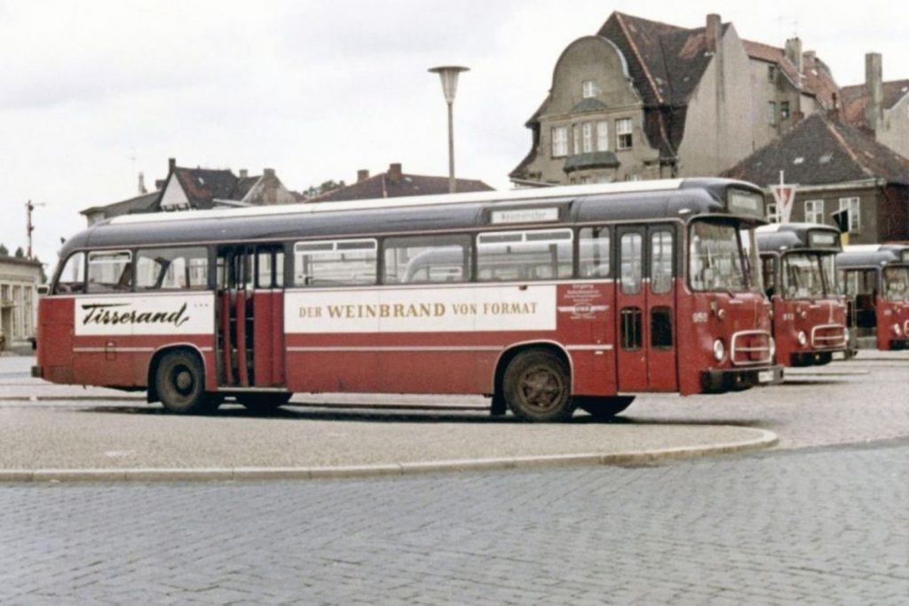VHH-Busse auf dem Neumünsteraner Bahnhofsvorplatz Foto: Sammlung Archiv VHH