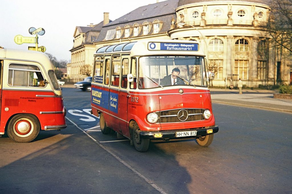 O 319-Citybus an der Haltestelle „Bei den Kirchhöfen“ im April 1959 (Foto: Egon Ihde †, Sammlung HOV)