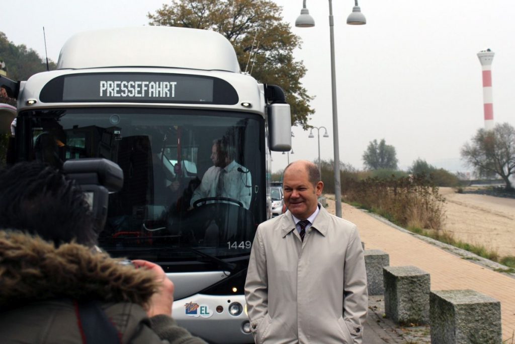 Hamburgs Erster Bürgermeister Olaf Scholz nahm an der Premierenfahrt des ersten Elektrobusses teil (Foto: VHH)