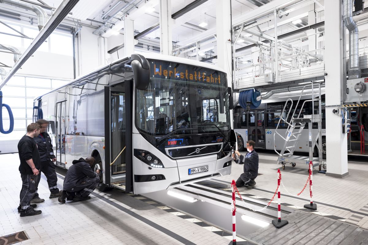 Gemeinsam mit Hamburgs Erstem Bürgermeister hat die VHH ihre neue Elektrobus-Werkstatt auf dem Betriebshof in Hamburg-Bergedorf eingeweiht.