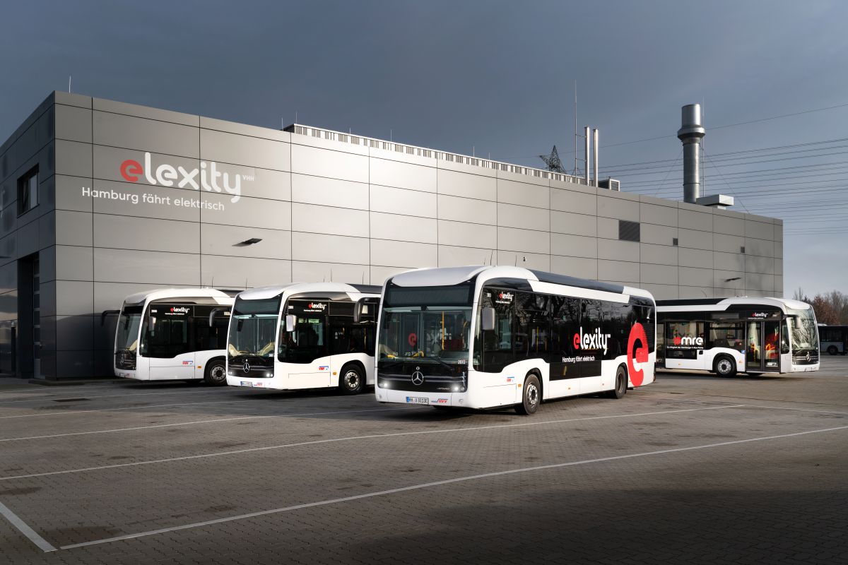 Daimler Buses Deutschland hat die ersten 16 vollelektrischen Mercedes-Benz eCitaro Busse offiziell an die Geschäftsführung der VHH übergeben.
