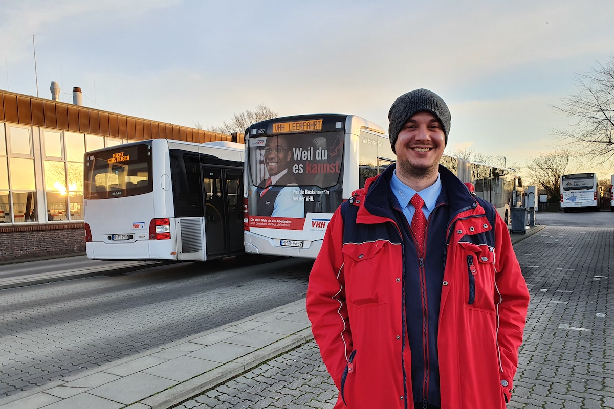 Im VHH-Blog erzählt Florian Müller, was ihm an seinem Job im Fahrdienst gefällt und wie es für ihn war, schon im Alter von erst 19 Jahren als Busfahrer zu arbeiten.