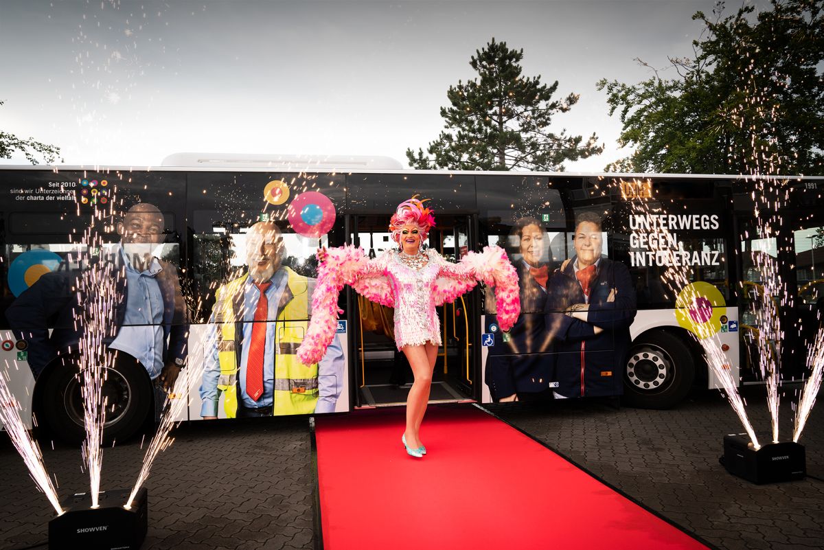 Um den zehnten Jahrestag der Unterzeichnung der Charta der Vielfalt durch die VHH zu feiern, präsentiert das Verkehrsunternehmen zusammen mit Olivia Jones einen Diversity-Bus