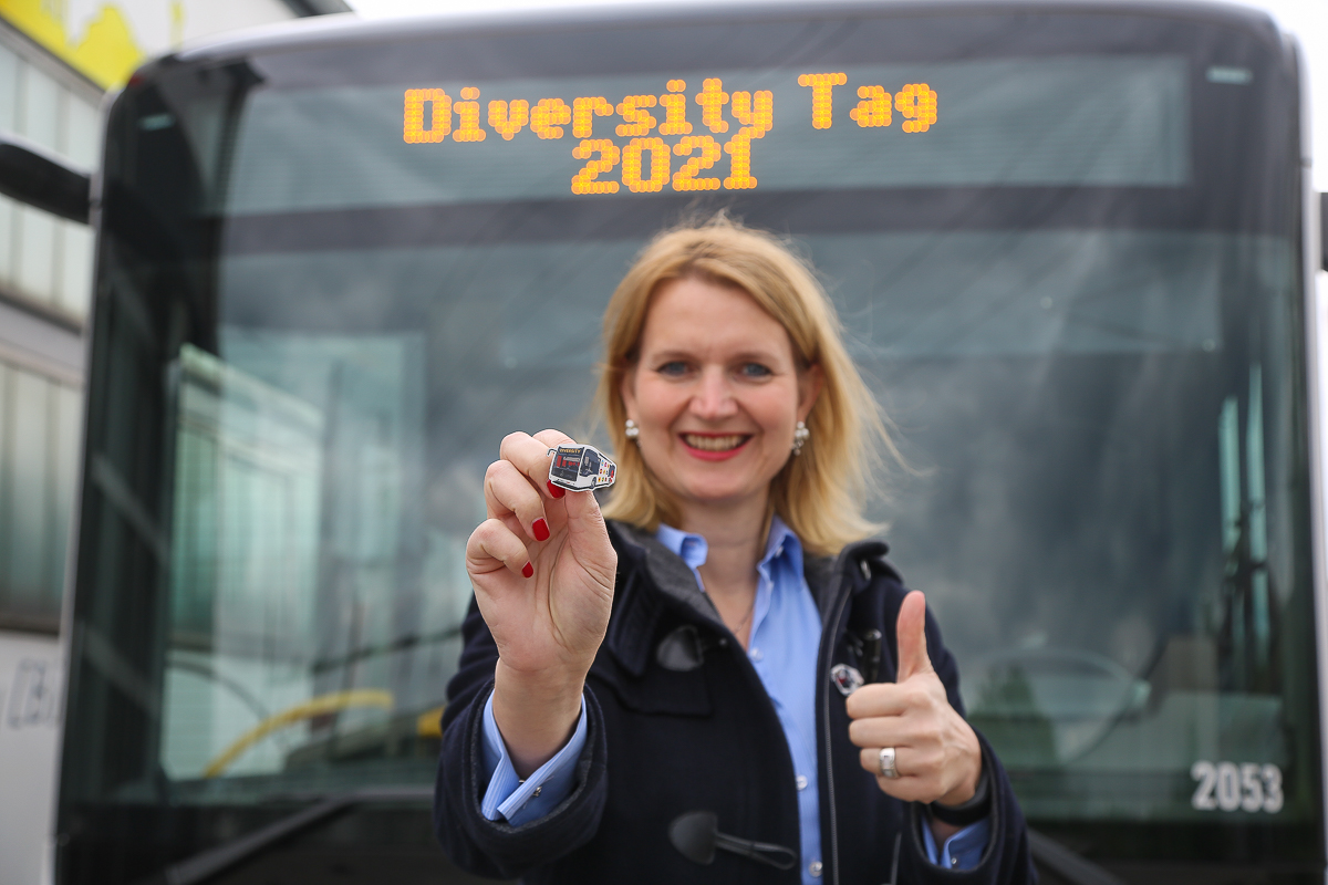 VHH-Geschäftsführerin Nora Wolters zeigt den Pin zum Diversity-Tag 2021