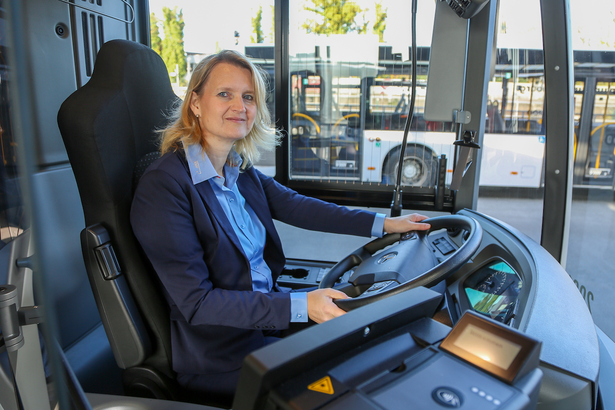 Die VHH-Geschäftsführung hat nun den Busführerschein und darf Fahrgäste befördern, ob im Solobus oder im 18 Meter langen Gelenkbus