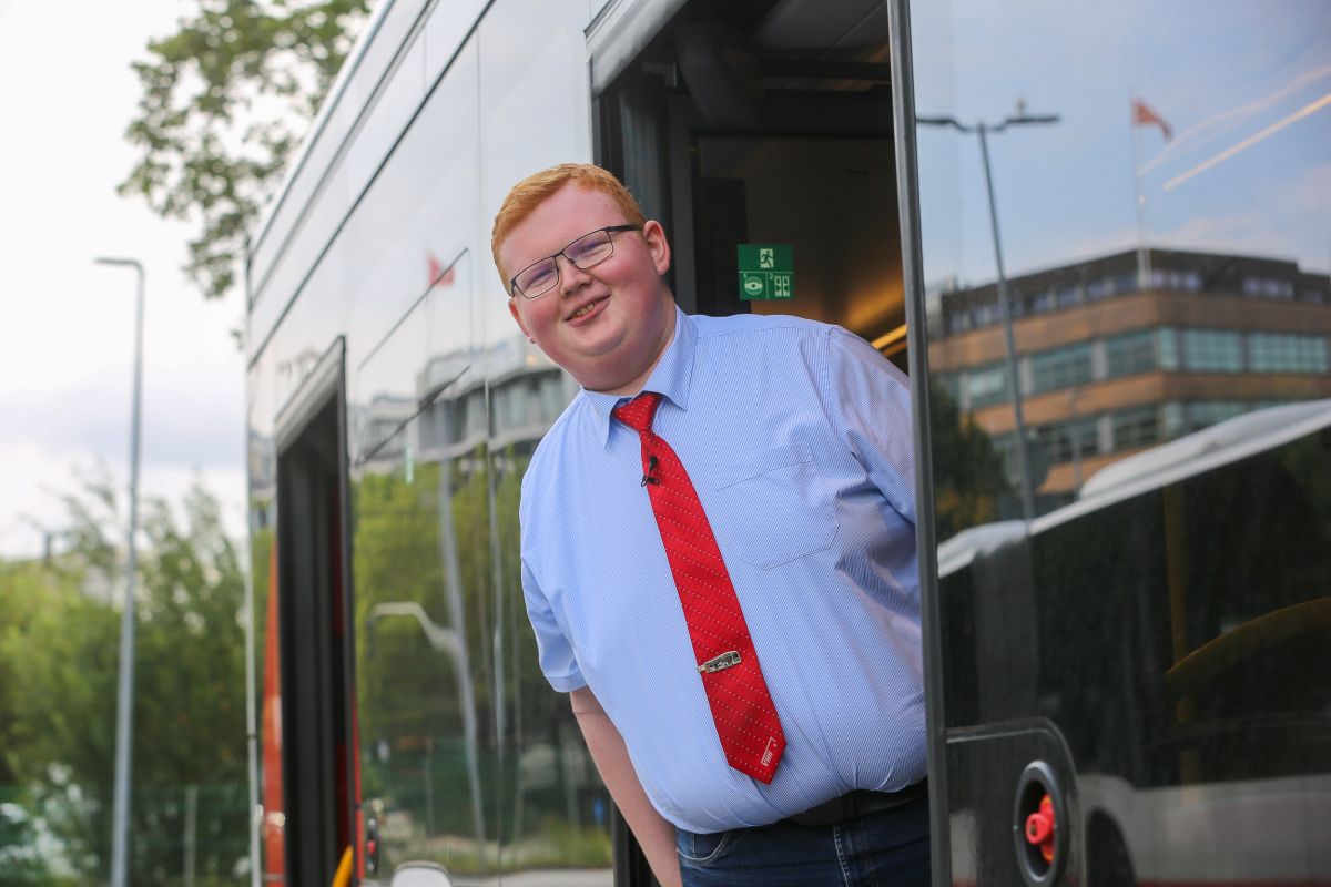 Er ist Hamburgs jüngster Busfahrer: Ole Müller macht bei der Verkehrsbetriebe Hamburg-Holstein GmbH (VHH) eine Ausbildung zur Fachkraft im Fahrbetrieb