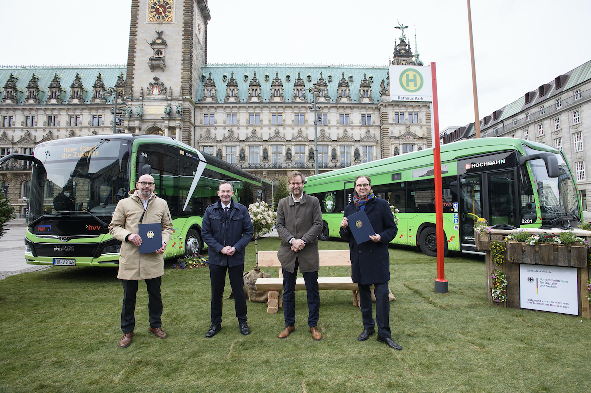 Bund fördert Elektromobilität bei VHH und Hochbahn mit rund 160 Mio Euro für klimafreundliche Busse und Ladeinfrastruktur.