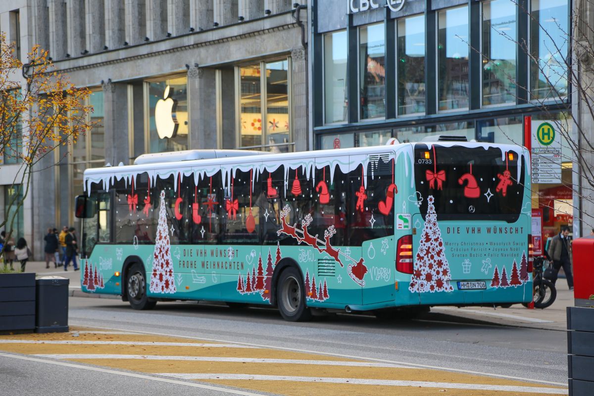 Die VHH startet mit vier weihnachtlich gestalteten Bussen in die Adventszeit, die in der Metropolregion Hamburg unterwegs sein werden.