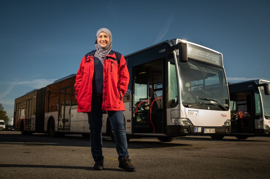 Friba Rajabi kam 2021 als Busfahrerin zur VHH. / ullstein bild - Tom Salt, AUTO BILD