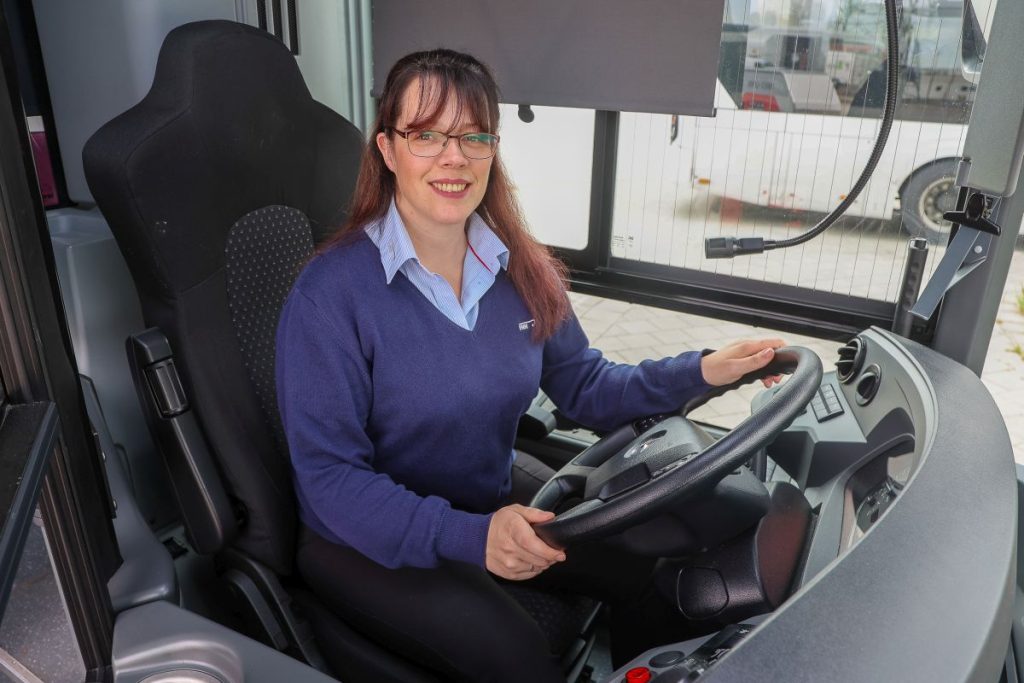 Nicole Dieringer machte 2021 ihre Ausbildung zur Busfahrerin bei der VHH.