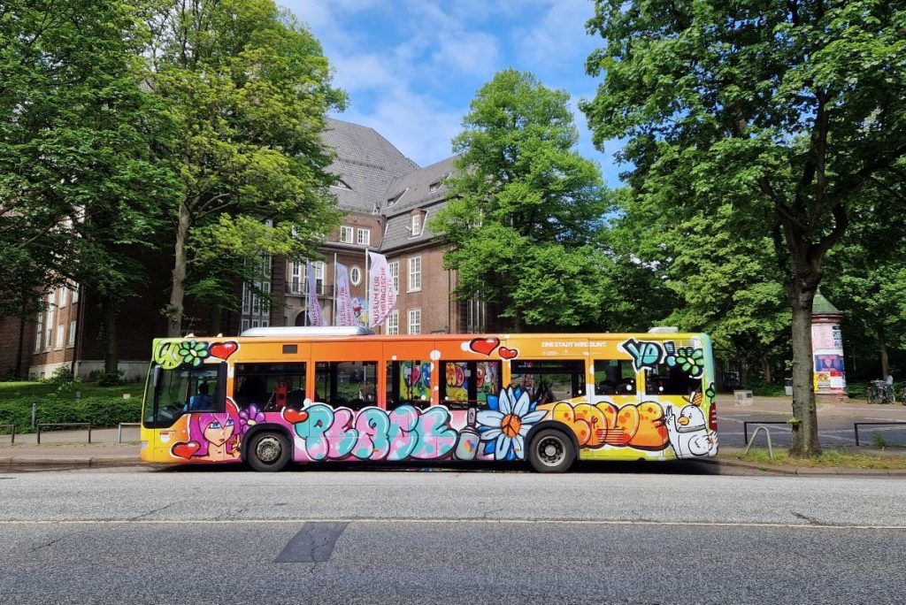Der Graffiti-Bus zur Ausstellung "EINE STADT WIRD BUNT"