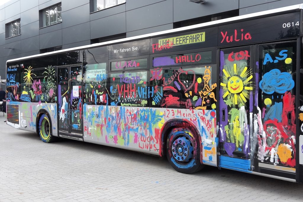 Auch der VHH-Bemalbus ist beim Bus-Erlebnistag dabei und darf mit bunten Fingerfarben verschönert werden.