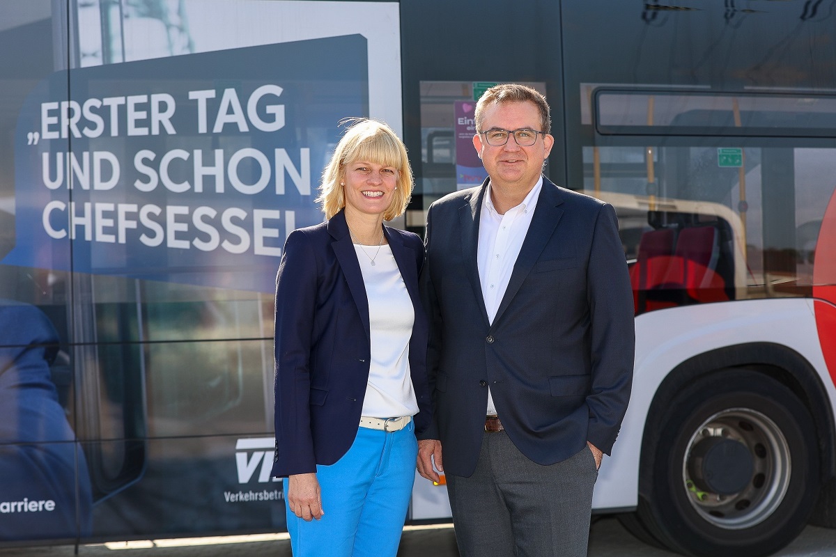 Dr. Britta Oehlrich (46) übernimmt zum 24. Oktober 2023 die Position der Geschäftsführerin für den kaufmännischen Bereich bei der Verkehrsbetriebe Hamburg-Holstein GmbH (VHH).