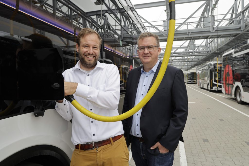Hamburgs Verkehrssenator Anjes Tjarks (links) und VHH-Geschäftsführer Lorenz Kasch.