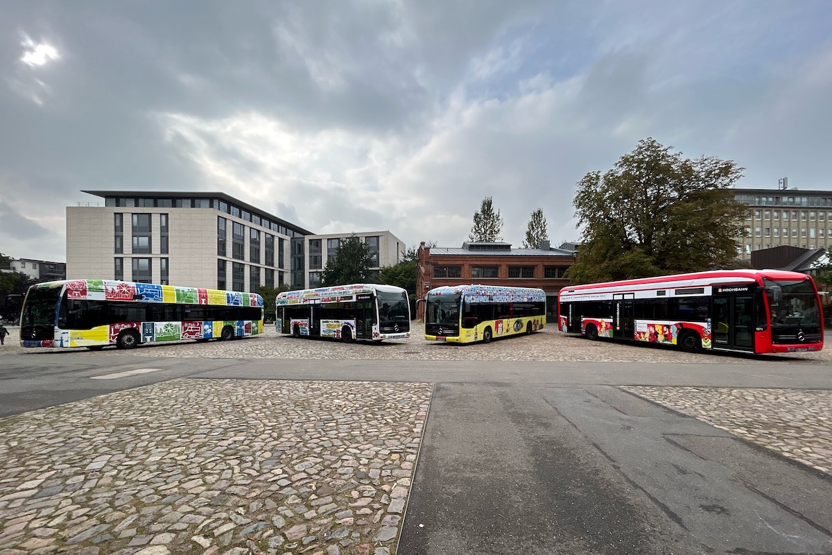 Die hvv Schulprojekte präsentierten gemeinsam mit Hochbahn und VHH die mit den Siegerentwürfen des PaintBus-Wettbewerbs gestalteten Busse.