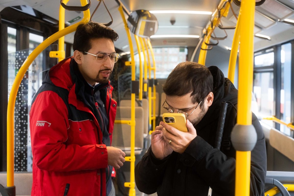 Für die barrierefreie Fahrgastinformation im Hamburger Verkehrsverbund (hvv) entwickelt vhh.mobility die neue Assistenz-App custom.