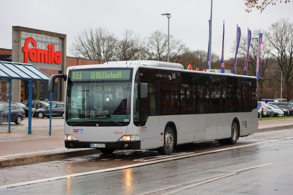 Ein Bus beim Start der Linie X33 in Trittau